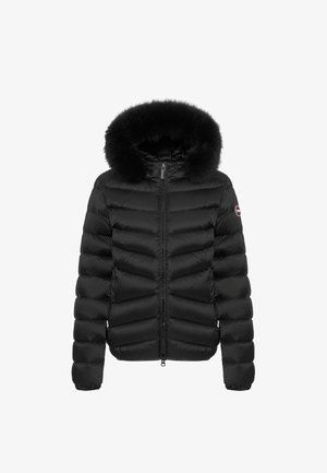 Must tokar jacket, mille faux karusnaha kapuutsiga, varustatud lukuga esiküljel ja horisontaalsete tikkimispaneelidega sooja hoidmiseks ja tekstuuri lisamiseks.