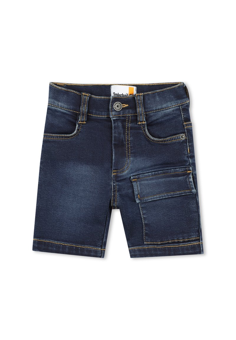 Shorts in denim blu scuro con tasca frontale, tasca cargo laterale e cuciture gialle. Presentano una vita con chiusura a bottone e etichetta.