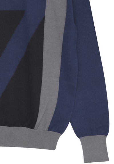 Maglione a maglia con blocchi di colore geometrici in blu navy, nero e grigio, con polsini e orlo a coste per texture e vestibilità.
