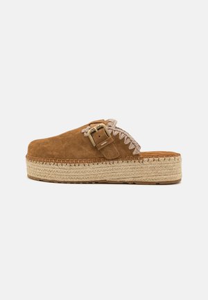 Mules - cognac
