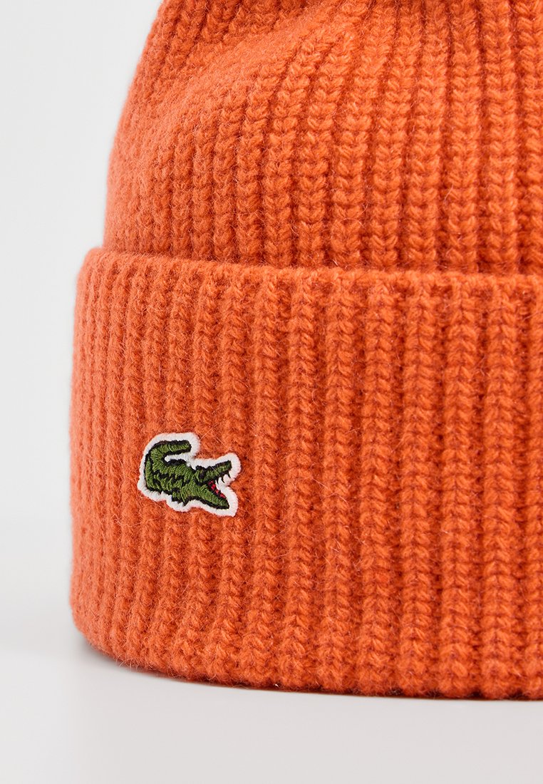 Pomarańczowa dzianinowa czapka z prążkowanej wełny z podwiniętym mankietem, z małym, haftowanym zielonym logo krokodyla.