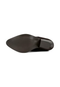Semelle de chaussure en suède marron avec un bout pointu, grip en caoutchouc texturé et finition lisse. Elle comporte des détails de taille embossés près du talon.