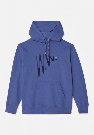 Blå hoodie tillverkad av bomullsblandat tyg, med en framficka i kengurustil, dragsko kapuschong och ett grafiskt mönster på bröstet.