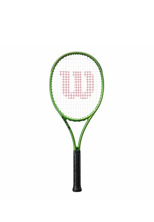 Raquette de tennis verte avec poignée noire et logo rouge "W" sur cordes blanches, isolée sur fond blanc.