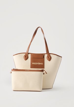 Dos bolsos Valentino beige y marrón, uno tote grande con asas para el hombro y parche con el logo, y un neceser más pequeño con cremallera en la parte delantera.