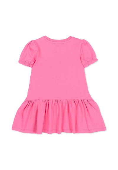 Felroze peuterjurk met korte opgepofte mouwen en een geplooide, uitlopende rok, gezien vanaf de achterkant op een witte achtergrond.