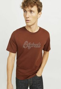 Jack & Jones GEDRUCKT RUNDHALS - Print T-shirt - brown