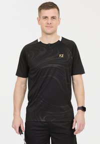 Musta lyhythihainen urheilupaita, jossa on teksturoitu pyörteinen kuvio, kahden napin nappilista ja valkoinen kaulusdetaili, valmistettu kosteutta siirtävästä kankaasta.