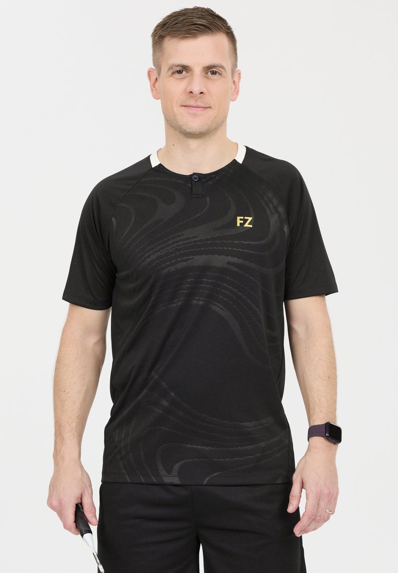 Musta lyhythihainen urheilupaita, jossa on teksturoitu pyörteinen kuvio, kahden napin nappilista ja valkoinen kaulusdetaili, valmistettu kosteutta siirtävästä kankaasta.