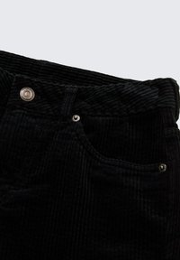 Zwarte corduroy broeken met een gestructureerd ribbelontwerp, zilveren hardware knopen en een klassieke tailleband met een voorkantzak.
