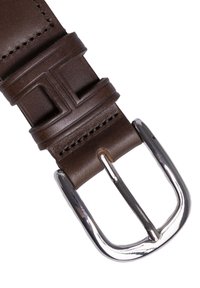 Cintura in pelle marrone con fibbia argentata lucida, caratterizzata da dettagli testurizzati e un design a doppio punto lungo i bordi.