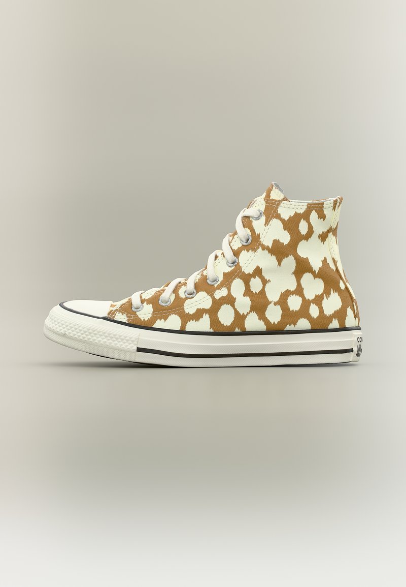 Høyt sneakers med hvit såle og brun- og hvit flekkete mønster, hvite lisser og metalliske hull, vist i sideprofil på ensfarget bakgrunn.