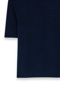 Marineblauwe korte mouw sweater met een grof gebreide structuur, voorzien van ribgebreide accenten op de mouwen en zoom voor extra detail.
