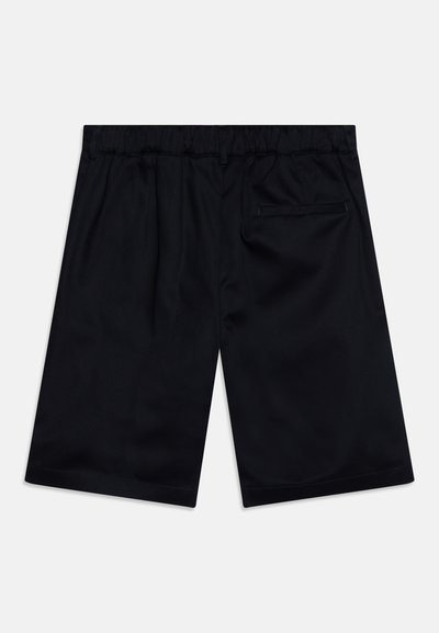 Svarta shorts i mjukt tyg, med elastisk midja, lös passform och en bakficka på höger sida.