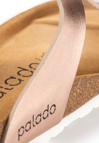 Sandalo con fodera in sughero caratterizzato da una fascia metallica color rosa e una finitura texture, con suola in gomma bianca e branding "palado" sul lato.