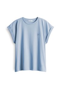 T-shirt bleu clair à manches courtes avec revers roulés et petit logo circulaire sur la partie gauche de la poitrine.