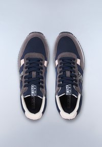 Granatowe sneakersy z szarym zamszem i siateczką, różowymi akcentami, płaskimi sznurówkami i wyściełanym kołnierzem. Gumowa podeszwa z teksturowanym bieżnikiem dla lepszej przyczepności.