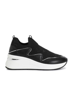 Sneaker nere con una toma a maglia testurizzata e accenti in pelle liscia. Presentano una suola bianca spessa e dettagli decorativi sui lati.
