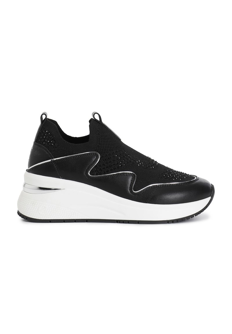 Sneaker nere con una toma a maglia testurizzata e accenti in pelle liscia. Presentano una suola bianca spessa e dettagli decorativi sui lati.