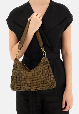 Borsa a tracolla in pelle marrone intrecciata con forma hobo, dettagli in metallo dorato e tracolla removibile, caratterizzata da un motivo testurizzato a incrocio.