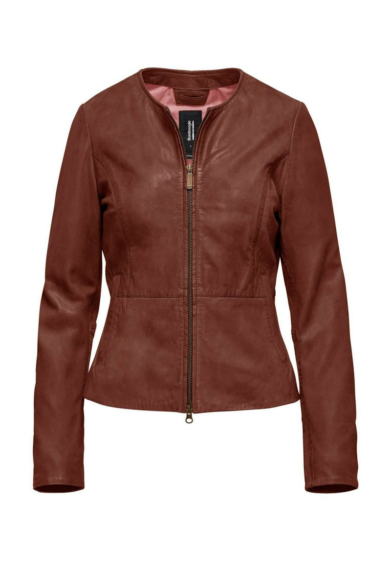 Giacca in pelle marrone con colletto rotondo, chiusura frontale con zip e due tasche laterali; texture liscia con una silhouette aderente.
