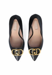 Ballerine nere in pelle con punta a punta e dettagli con fibbia logo dorata. Texture liscia e design classico a slip-on. Interno di colore neutro.