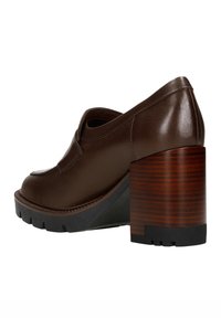 Bruine leren schoen met een stevige, houtachtige hak en een rubberen ondergrond. Rond neuzen met een strak, glad ontwerp en minimale stiksels.