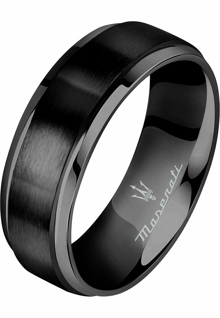 Anello in metallo nero con finitura spazzolata, caratterizzato da una fascia centrale lucida e un logo inciso. Texture liscia e bordi arrotondati.
