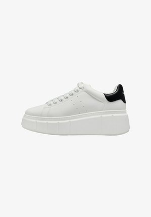 Weiße Plateausneaker mit einem glatten Lederoberteil, abgerundeter Zehenpartie, einfarbigen Schnürsenkeln und einem schwarzen Akzent an der Ferse. Strukturierte Gummisohle mit Rillen.