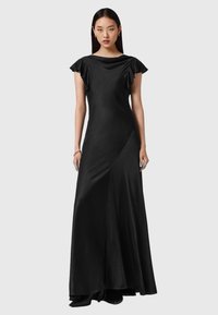 Zwarte satijnen jurk met een bootnek, korte gerimpelde mouwen en een getailleerde silhouet. Heeft diagonale naden en een vloeiende rok.