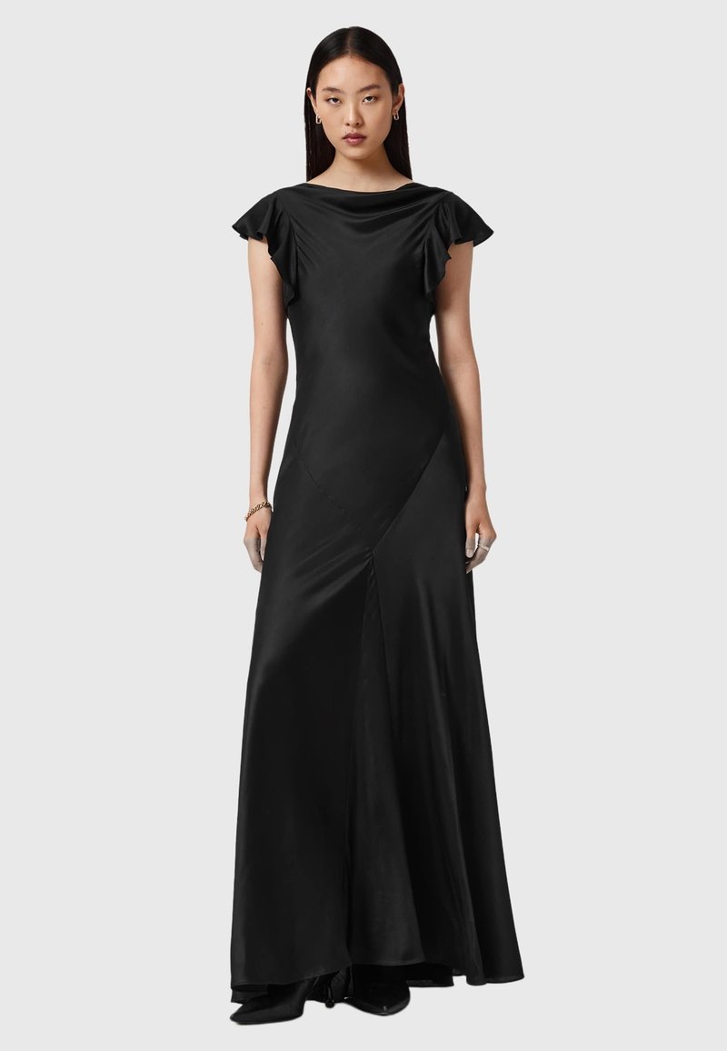 Zwarte satijnen jurk met een bootnek, korte gerimpelde mouwen en een getailleerde silhouet. Heeft diagonale naden en een vloeiende rok.