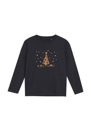 Schwarzes Langarm-T-Shirt mit einem bunten Weihnachtsbaum-Design, das mit Ornamenten und Geschenken geschmückt ist, umgeben von weißen Schneeflocken.