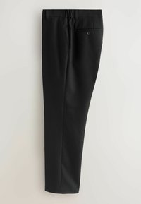 Pantaloni negri cu o textură netedă, având un design cu picior drept, talie elastică și un buzunar pe spate cu un nasture.