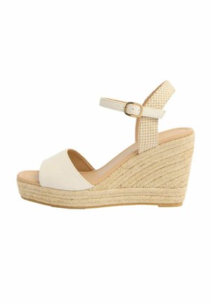 Beige Keilsandale mit geflochtenem Jute-Plateau, Knöchelriemen mit goldener Schnalle und geschlossenem Zehenbereich.