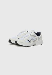 Zapatillas deportivas blancas con parte superior de malla, suela negra y sutiles acentos azules. Cuenta con un diseño con cordones y detalles texturizados. Ligeras.