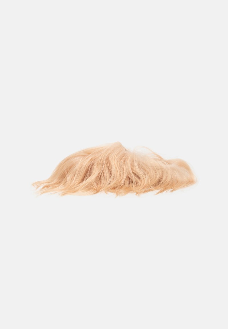 Perucă de culoare blond deschis cu textură ondulată, având șuvițe fine și un aspect natural al liniei părului. Nu are o cărare bine definită sau un stil anume.