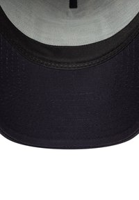 Schwarze Kappe mit einer glatten, matten Oberfläche. Gebogener Schirm und detaillierte Nähte. Das Innere hat ein leichtes Stofffutter mit einer mittigen Stütznaht.