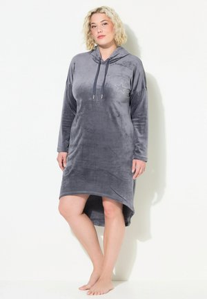 Graues Kapuzenkleid mit langen Ärmeln und asymmetrischem Saum. Hergestellt aus weichem Samtstoff, mit einem Sternmuster, das mit Strasssteinen umrandet ist.