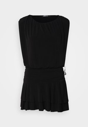 Rochie neagră cu mâneci scurte, decolteu plisat, talie gather, și hem cu volane suprapuse. Fabricată dintr-un material ușor, neted.