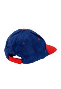 Blauwe baseballcap met een rode gebogen rand en accenten, textuurstof, verstelbare achterriem en rode knopen detail op de kroon.