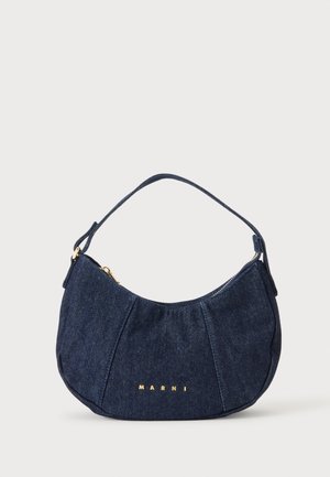 Petit sac d'épaule en denim bleu foncé avec une forme incurvée, une sangle courte, une fermeture éclair et un logo Marni doré sur le devant.