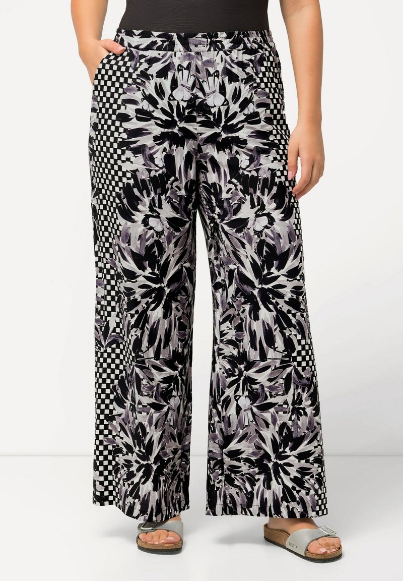 Brede broek met een bloemenpatroon in zwart, grijs en wit, met een geruite detail aan de zijkanten. Elastische tailleband voor comfort.