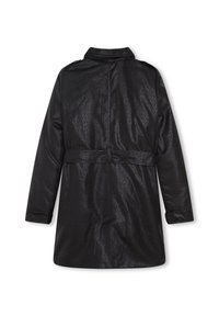 Czarny płaszcz o gładkiej, błyszczącej fakturze, z paskiem w talii, długimi rękawami i subtelnym wzorem. Widok z tyłu, bez widocznych elementów metalowych.