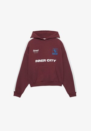 Viininpunainen huppari, jossa etutasku, valkoiset sivuraidat ja painettua tekstiä, mukaan lukien "INNER CITY" ja sininen logo. Pehmeä, rento malli.