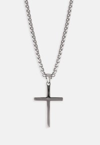 Strieborný náhrdelník s hladkým krížovým príveskom. Reťaz je sľúbená do tvaru skrútenia, zatiaľ čo kríž je elegantný a minimalistický.