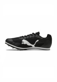 Zwarte hardloopschoenen met een mesh bovenkant, wit Puma-logo en spikes in de zool; beschikt over een gestroomlijnd ontwerp voor verbeterde prestaties.