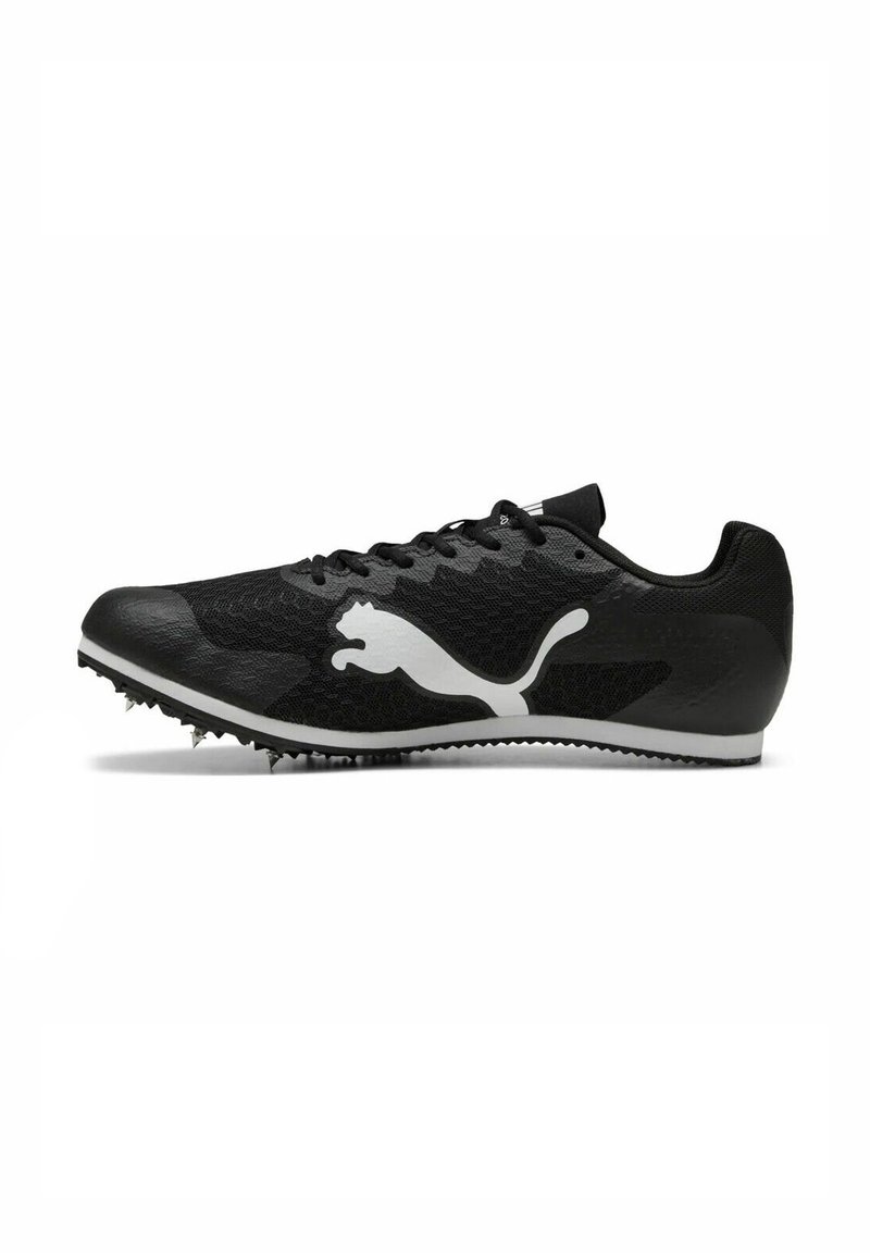 Zwarte hardloopschoenen met een mesh bovenkant, wit Puma-logo en spikes in de zool; beschikt over een gestroomlijnd ontwerp voor verbeterde prestaties.