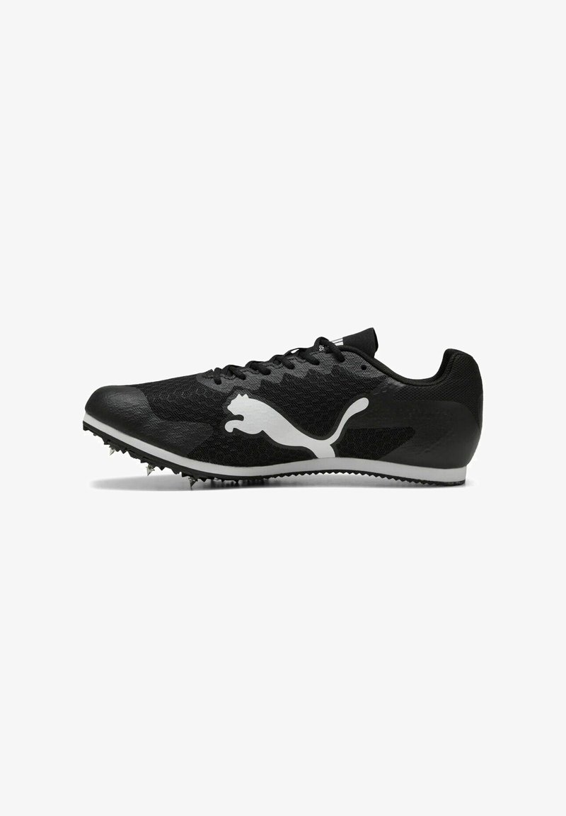 Schwarze Laufschuhe mit einem Obermaterial aus Mesh, weißem Puma-Logo und spitzem Außensohlen; zeichnen sich durch ein elegantes Design für verbesserte Leistung aus.