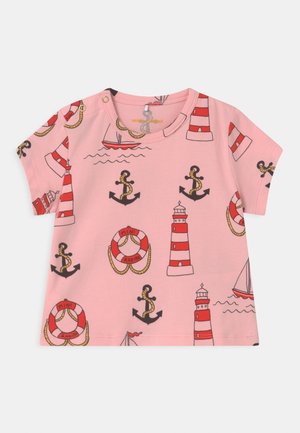 Różowy t-shirt dla małych dzieci z czerwono-białą latarnią morską, czarnym kotwicą z liną, czerwono-białą bojką ratunkową oraz wzorami małych żaglówek.