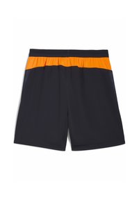 Pantalones cortos deportivos en color navy con una vibrante cintura elástica naranja y acentos laterales; textura suave; cuenta con dos bolsillos laterales.